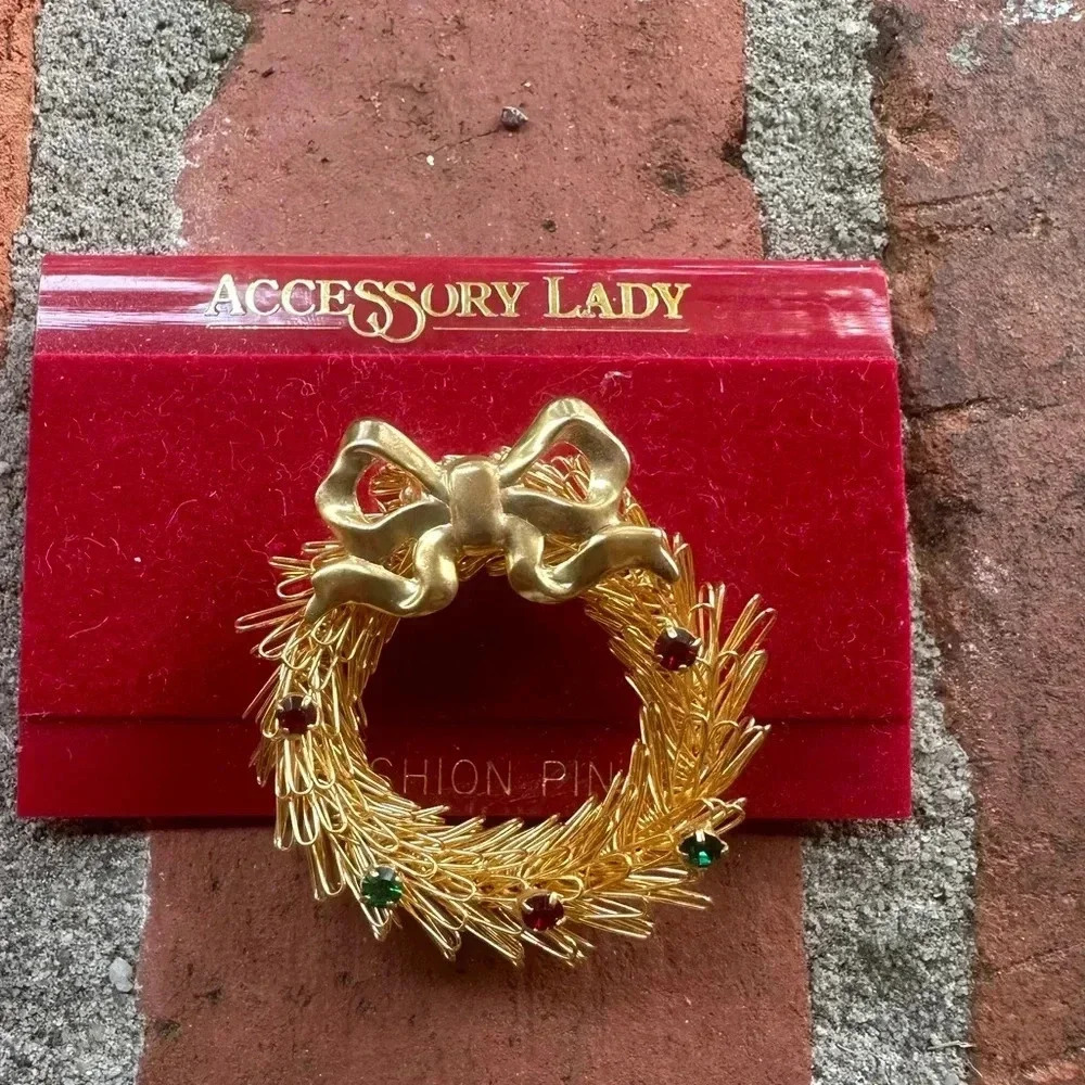 Accessory Lady gold tone, rhinestone vintage Christmas wreath brooch